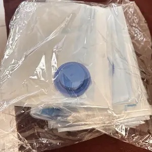 Sacos dobrados com detalhe da válvula azul