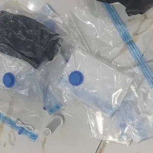 Sacos com roupas e bomba sobre a cama